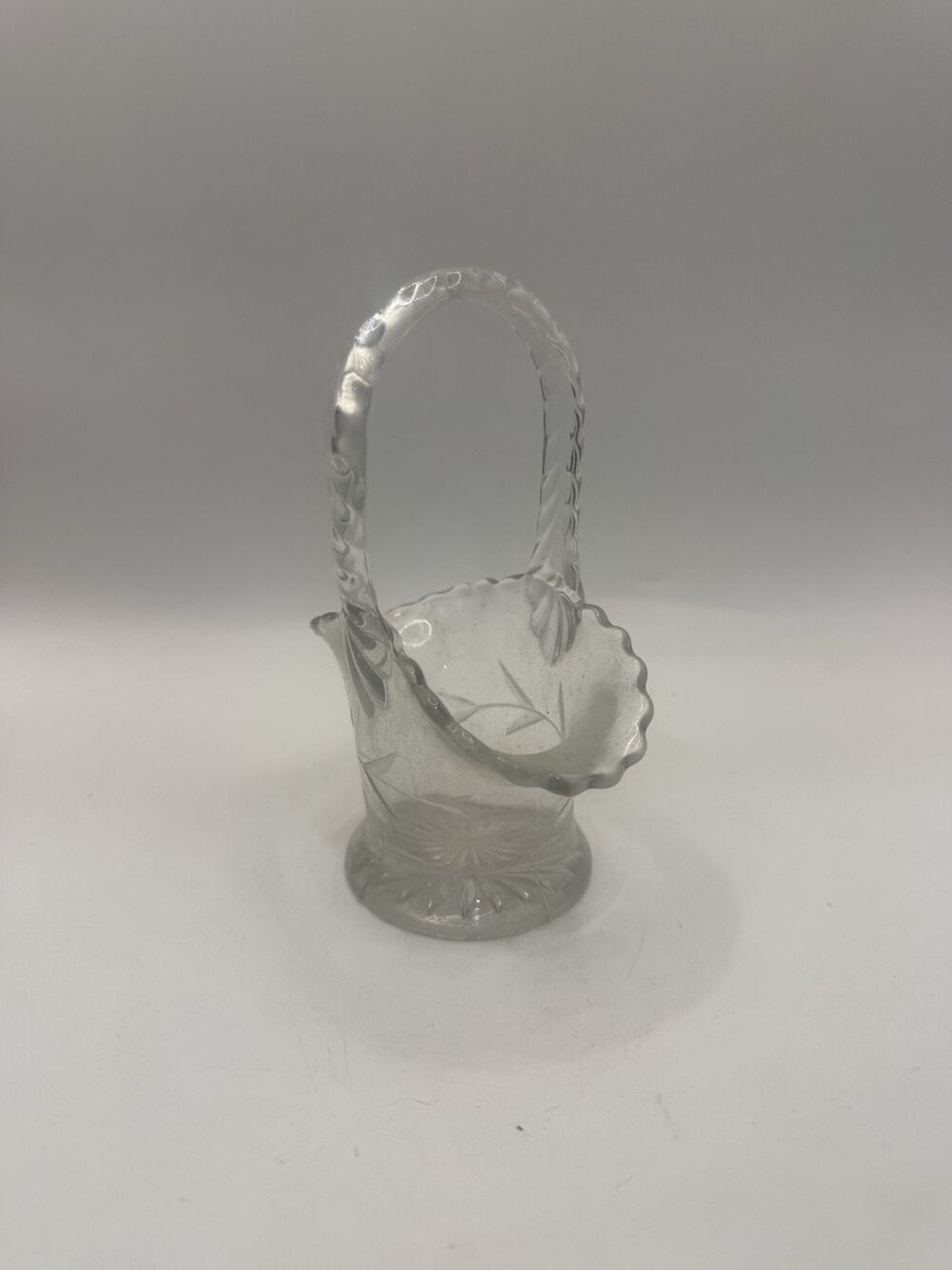 Vintage Clear Pressed Glass Basket Scalloped Rim Starburst Handle Candy Dish *